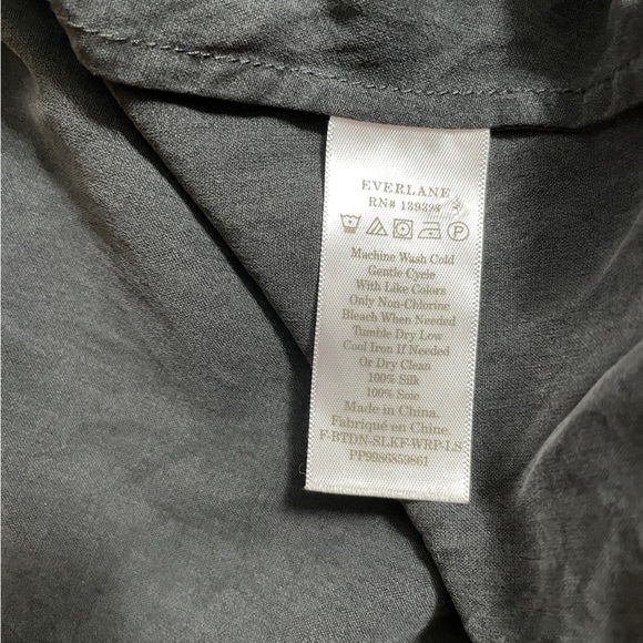 Everlane Blouse Long Sleeve Wrap Top button closure with tie black silk size 4 - Picture 11 of 11
